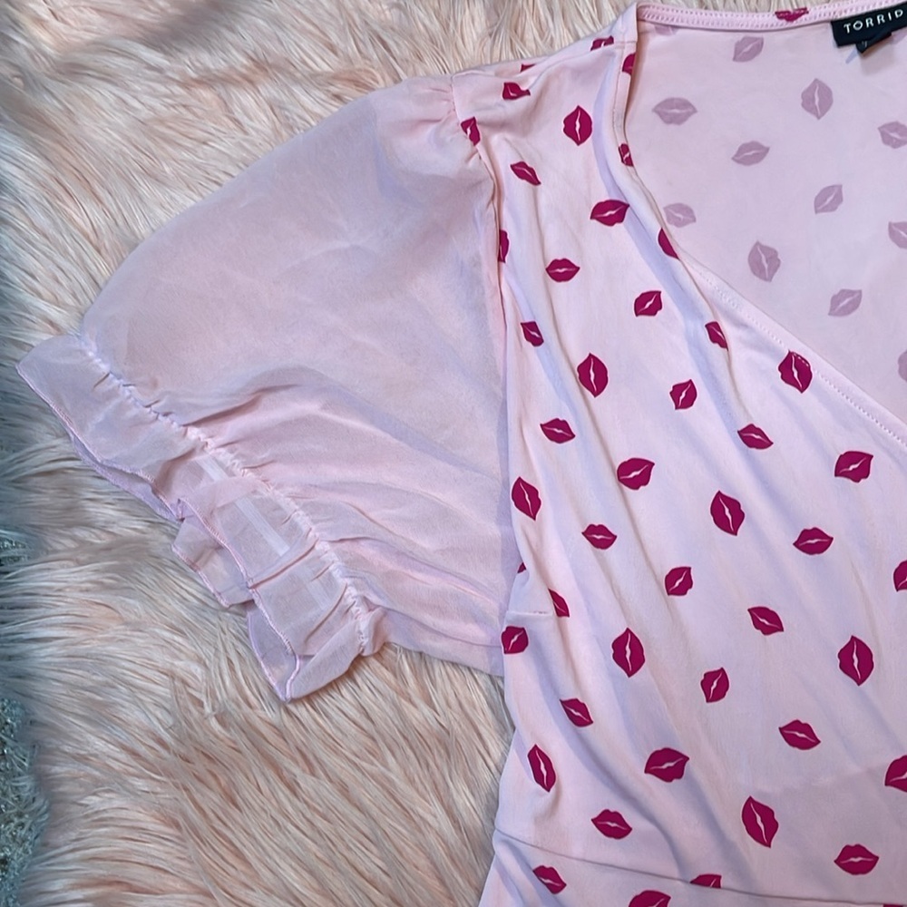 Torrid Studio Knit Chiffon Puff Sleeve Surplice Kiss Lip Print‎ Top Size 3 - Picture 3 of 7